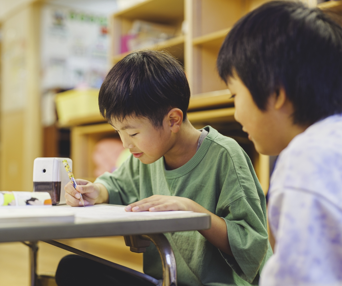 学習ドリルをする男の子の写真