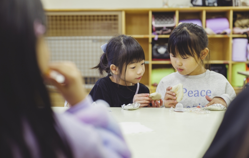 ゼリーやナンなどのおやつを食べている女の子たちの写真