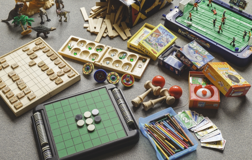 小学生以上向けのおもちゃを集めた写真。オセロや将棋、カードゲームなど