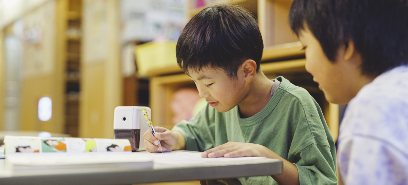 学習ドリルをする男の子の写真